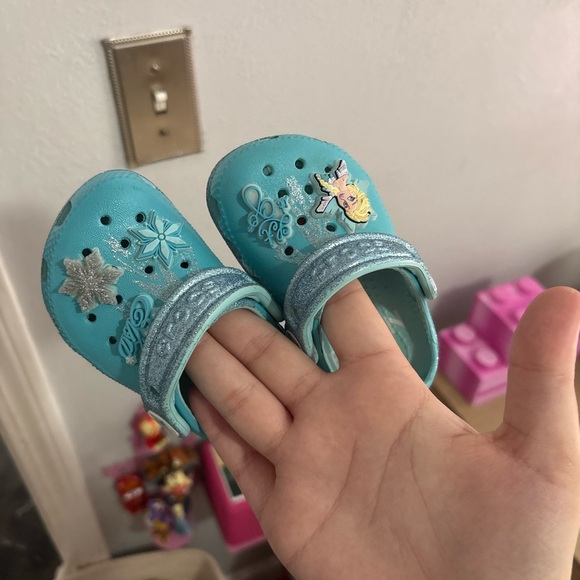 Toddler Frozen Elsa Crocs - Picture 1 of 2